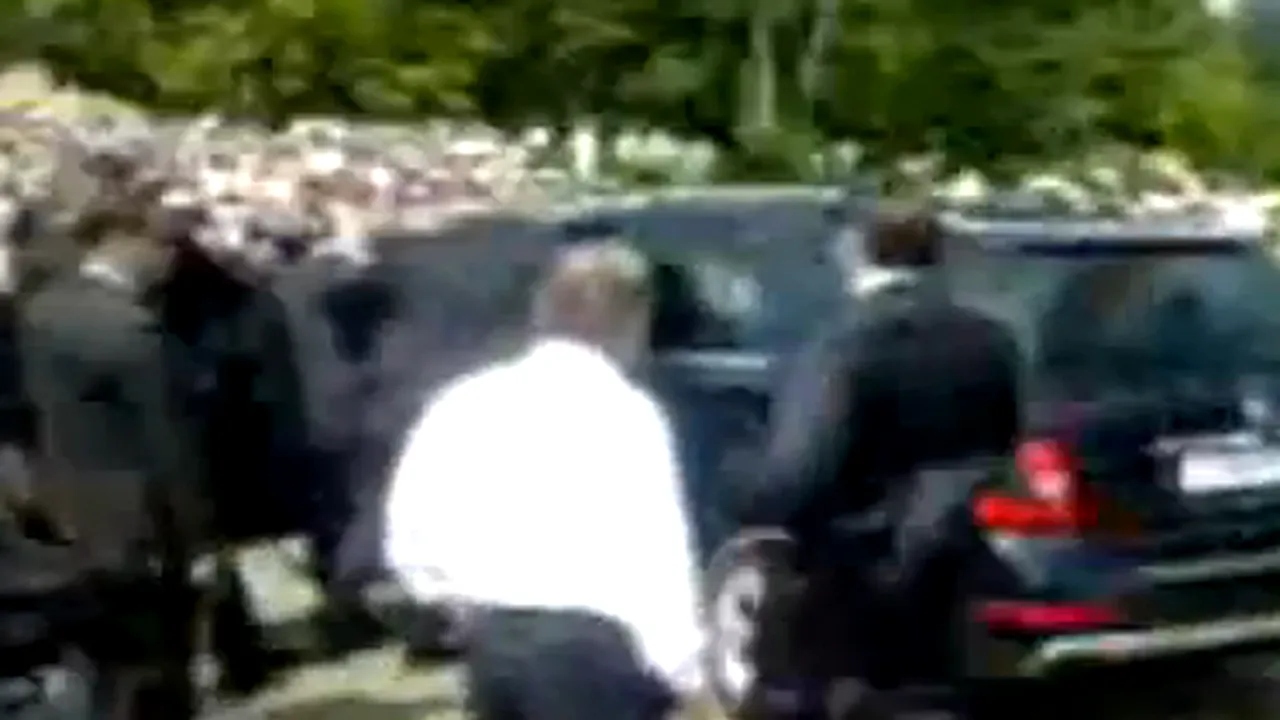 Dmitri Medvedev aproape a provocat un accident rutier - VIDEO