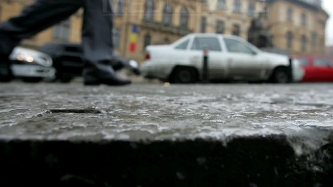 Acţiuni preventive pentru combaterea poleiului în Capitală. Traficul rutier se desfăşoară normal