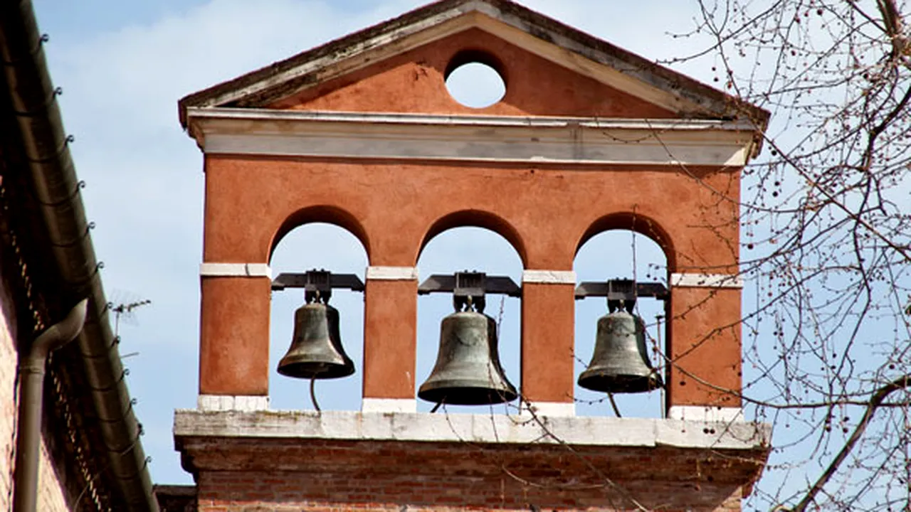 O biserică italiană a fost amendată cu peste 1.300 de euro din cauza zgomotului produs de clopote