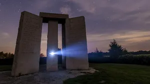 Explozie la Georgia Guidestones: misteriosul „Stonehenge al Americii” conţine instrucţiuni despre Apocalipsă

