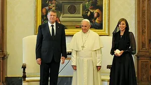 Iohannis: L-am asigurat pe Papa Francisc de respectul şi admiraţia românilor pentru generozitatea sa