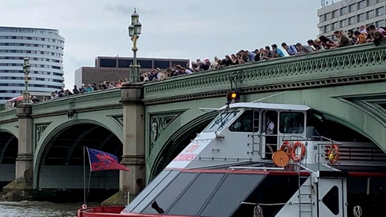 O ambarcaţiune care transporta turişti a rămas blocată sub Podul Westminster / Unii pasageri au intrat în panică