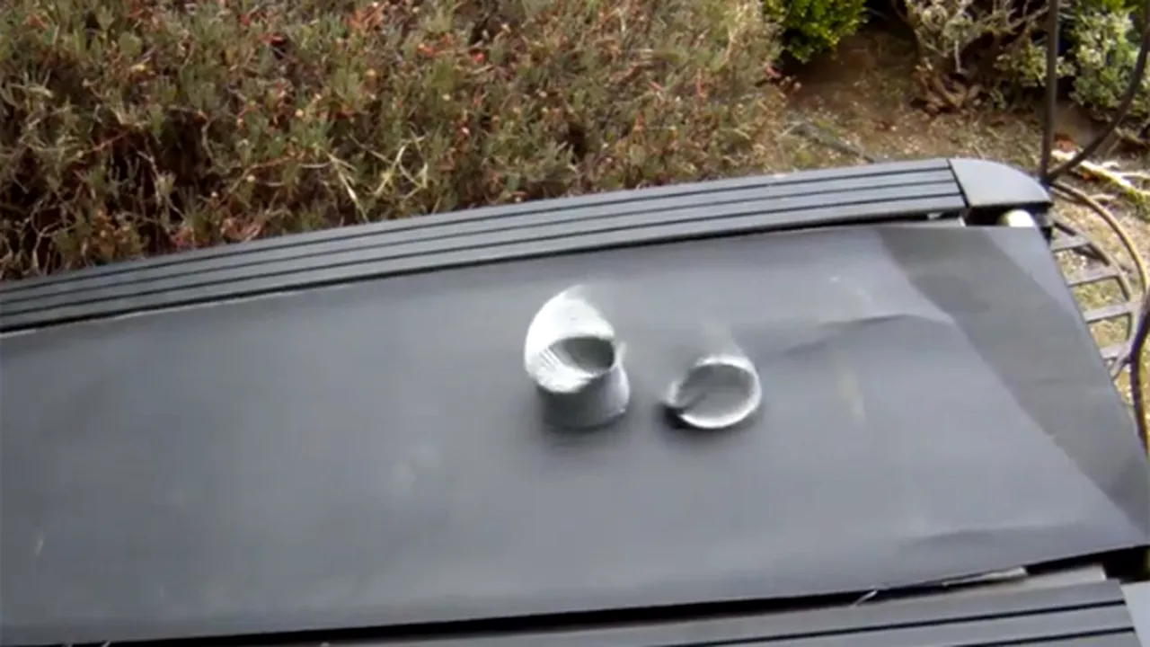 BĂTĂLIE EPICĂ: Jucăriile Slinky împotriva benzilor de alergare. Ce se întâmplă mai departe? - VIDEO