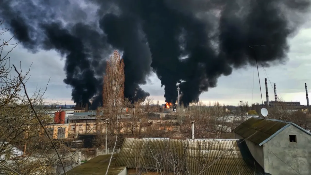 Rusia a sporit atacurile în estul Ucrainei. Armata rusă a distrus instalaţii de depozitare a combustibilului în patru oraşe 