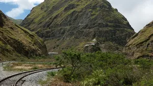Calea ferată de pe stânca ''Nasul Diavolului'', cel mai periculos traseu feroviar din lume - GALERIE FOTO