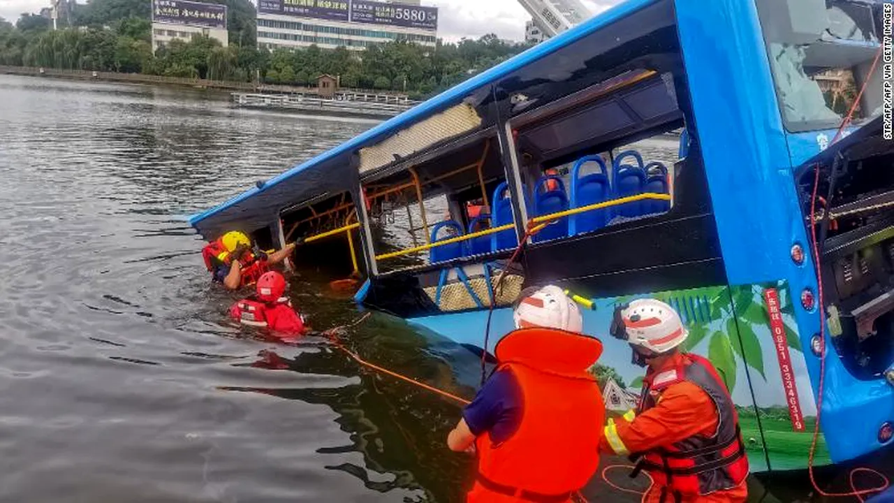 FOTO Act premeditat. A murit curmând viaţa a alte 20 de persoane. Şoferul unui autobuz şcolar a plonjat intenţionat într-un lac artificial 