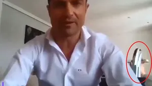 Prezentator de ştiri infidel, prins în timpul unei transmisiuni în direct. O femeie pe jumătate dezbrăcată a intrat în cadru