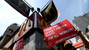 PROTEST la nivel mondial al angajaţilor lanţurilor de restaurante fast-food, pe 15 mai