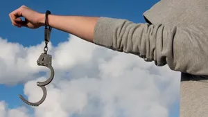 Doi tineri au intrat peste un cetăţean turc în casă, l-au bătut şi i-au răpit iubita. Cum s-a salvat tânăra