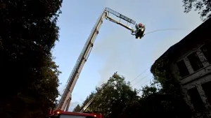 Incendiu violent la o clădire dintr-o fostă unitate militară din Vâlcea. Intervin pompieri din patru județe