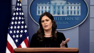 Sarah Sanders se retrage din funcţia de purtător de cuvânt al Casei Albe