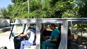 FOTO Transport ecologic în curtea Institutului Marius Nasta. O maşină electrică uşurează mutarea pacienţilor între pavilioane