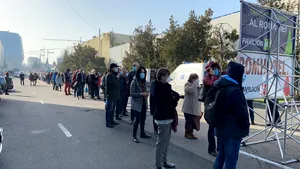 Profesorii fac coadă la vaccinare, la Romexpo. Sute de cadrele didactice îşi aşteaptă rândul la centrele amenajate special pentru ei