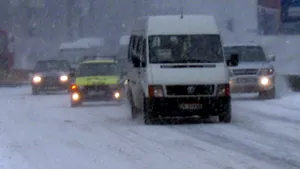 Traficul rutier este închis încă pe un tronson al A2 şi pe drumuri naţionale din patru judeţe