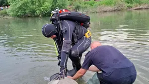 O fetiță de opt ani s-a înecat în apele Crișului Negru