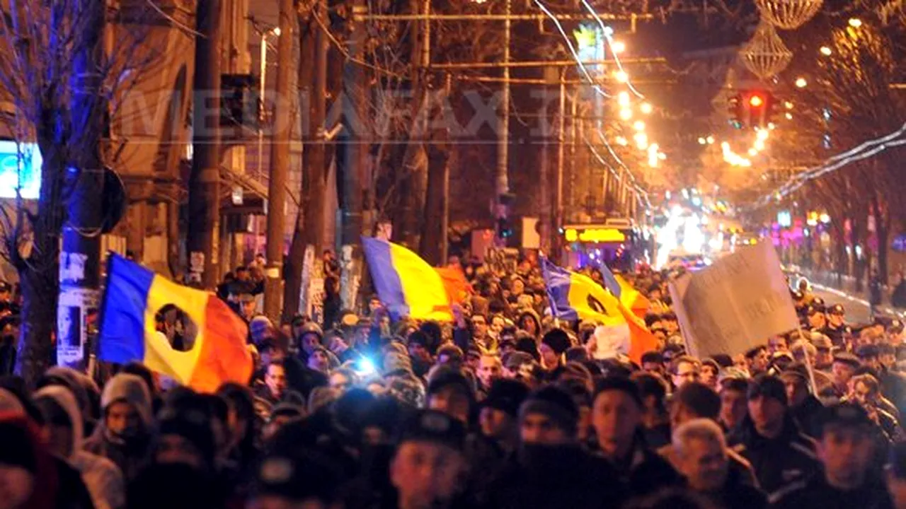 Piaţa Universităţii OCUPATĂ de PROTESTATARI. Incidente între jandarmi şi manifestanţi - VIDEO, GALERIE FOTO
