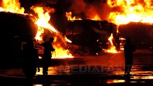 Pakistan: Bărbaţi înarmaţi au incendiat 27 de camioane care aprovizionează forţele NATO