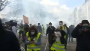 Confruntări între protestatari şi forţele de ordine în oraşul francez Nantes | VIDEO
