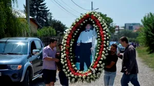 Peste o mie de oameni, limuzine şi grătare la funeraliile lui Nae Nicolae