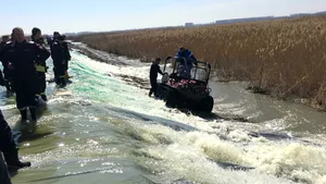 Pompierii din Teleorman scot apa din două lacuri, în Dunăre, pentru a evita o viitură. Peste 150 de gospodării, inundate