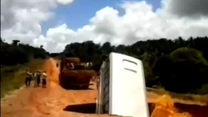 Autobuz, înghiţit de un crater şi apoi luat de ape, în Brazilia - VIDEO