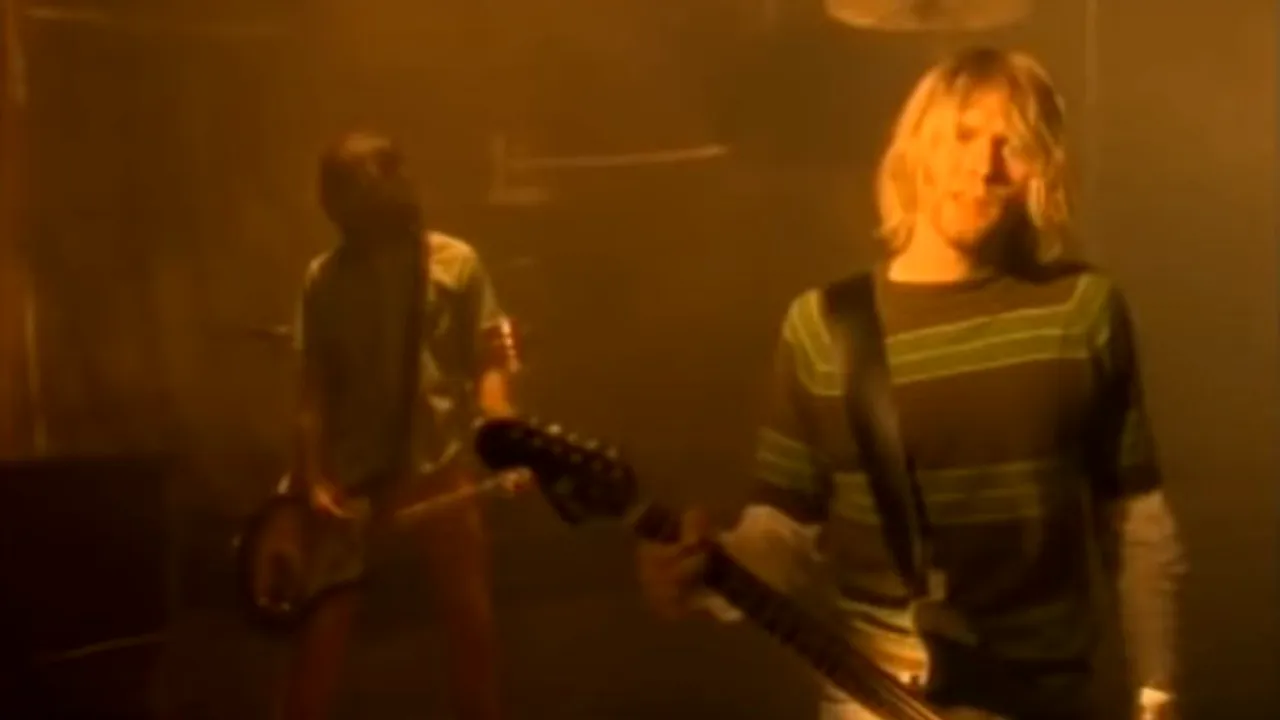 Smells like Kurt Cobain: Cardiganul purtat de solistul Nirvana la ultima sa şedinţă foto, vândut pentru ZECI de mii de dolari | FOTO