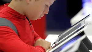 Cotovelea: Elevii din clasa a III-a vor învăţa de pe tablete din martie 2015