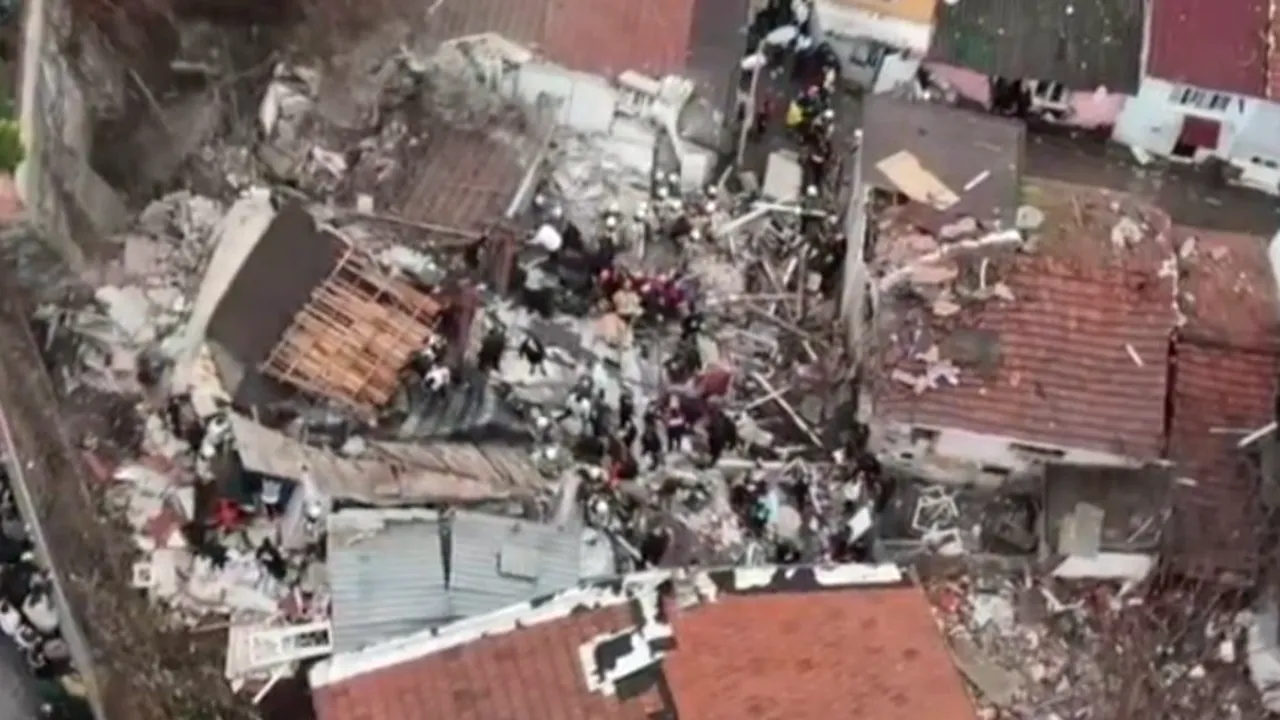 Două clădiri s-au prăbușit în Istanbul în urma unei explozii de gaz cu câteva zile înaintea barajului cu România