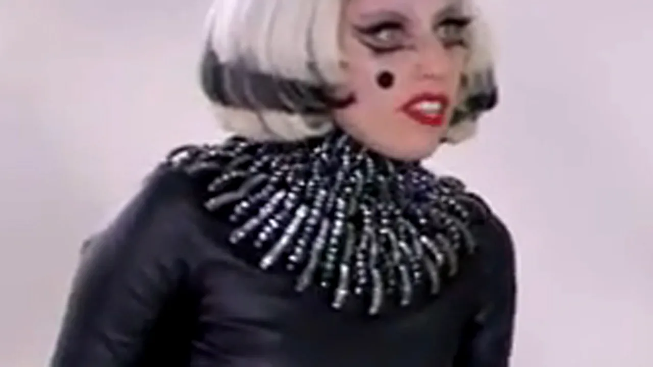 Lady Gaga a purtat pantofi cu tocuri în formă de penis în emisiunea 