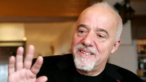 Cititorii, invitaţi printr-un videoclip să ecranizeze un roman de Paulo Coelho