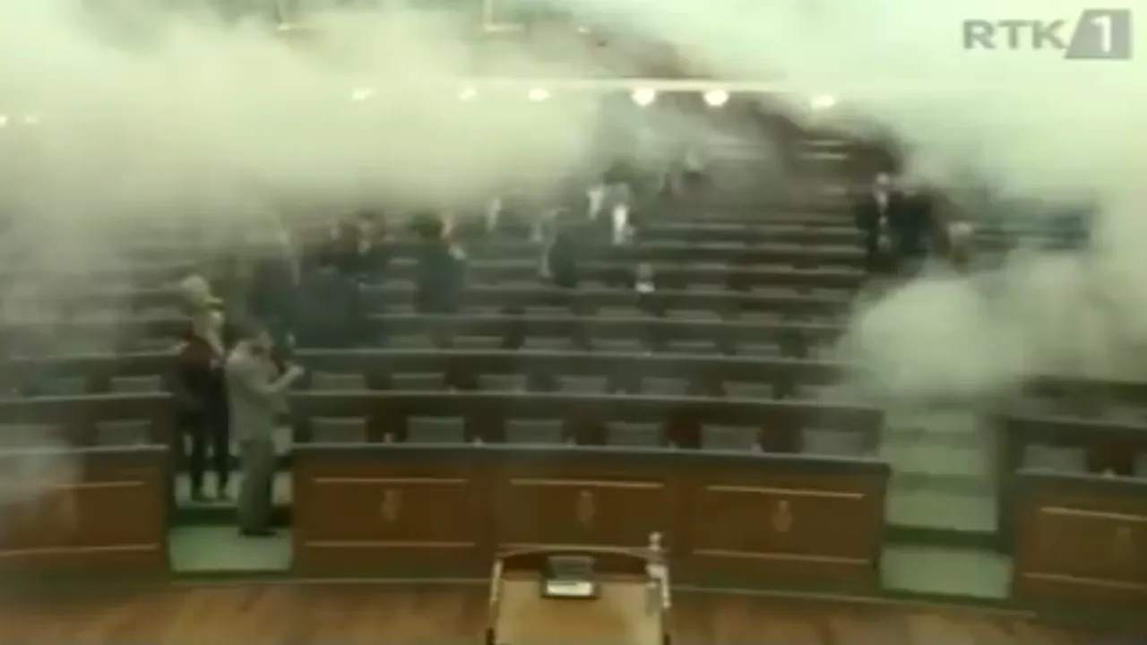 Opoziţia a lansat GAZE LACRIMOGENE în Adunarea din Kosovo - VIDEO