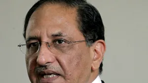 Musharraf analizează posibilitatea decretării stării de urgenţă în Pakistan