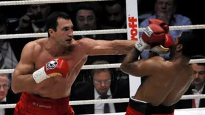 Vladimir Klitschko l-a învins pe Eddie Chambers şi şi-a păstrat titlurile IBF, WBO şi IBO
