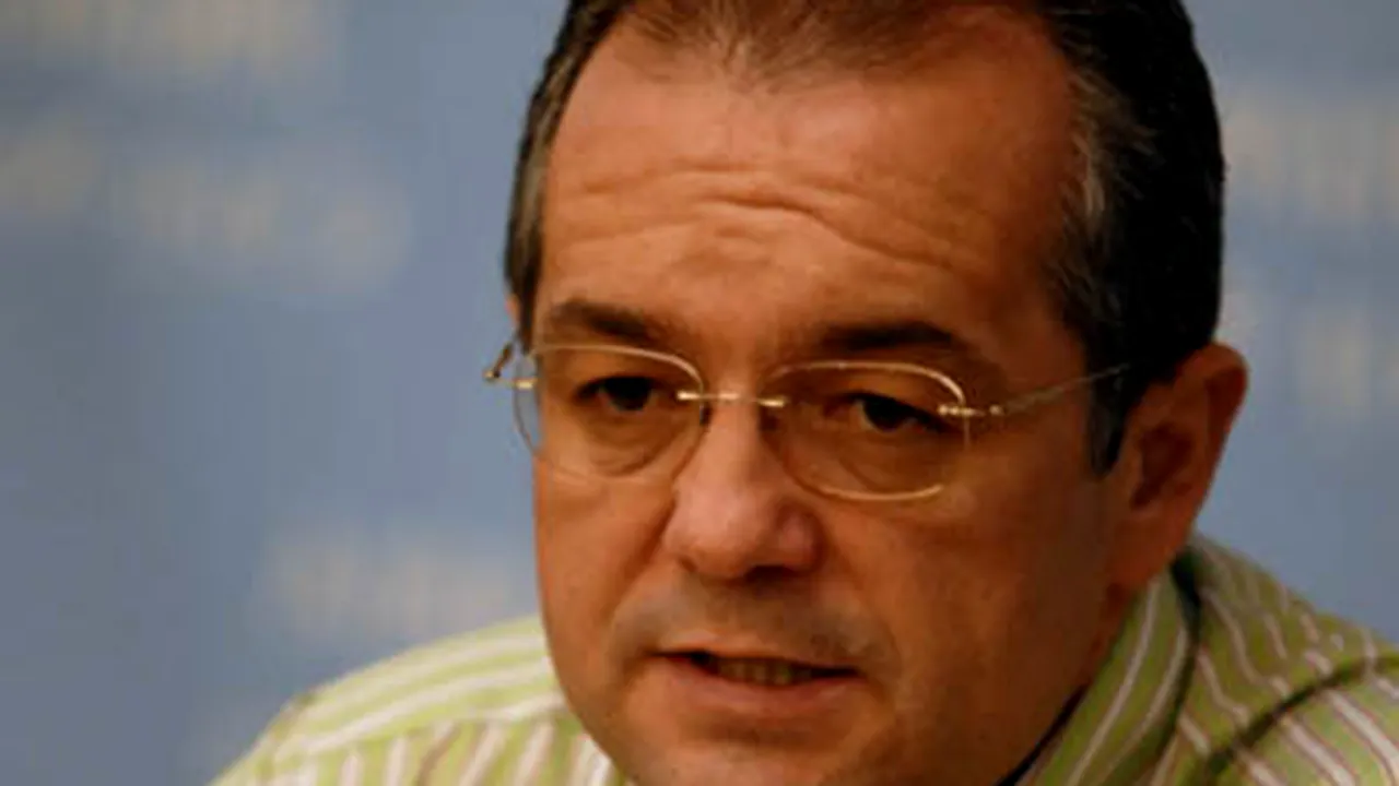 Boc: Guvernul foloseşte bani publici pe post de mită electorală, cumpărând voturi