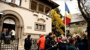Peste 150 de cetăţeni moldoveni au protestat la Ambasada Republicii Moldova la Bucureşti. Cum s-a apărat Ambasada de acuzaţiile protestatarilor - VIDEO