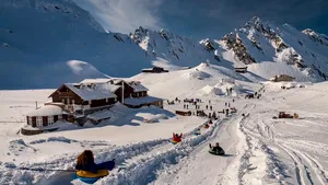 Risc mare de avalanşă în Munţii Făgăraş; la Bâlea Lac e cel mai mare strat de zăpadă