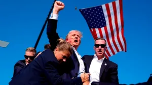 UPDATE: Atacatorul de la mitingul lui Trump, identificat / Trump, văzut ieşind din avion după tentativa de asasinat / Doi morţi: atacatorul şi o persoană din public. 