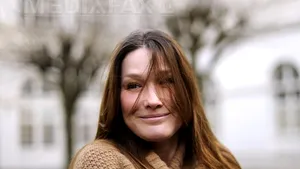 Carla Bruni-Sarkozy intră în campania electorală a soţului său cu imaginea unei 