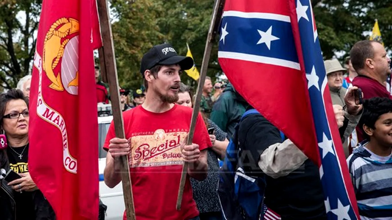 Manifestaţie la Columbia, în South Carolina, împotriva arborării drapelului confederat