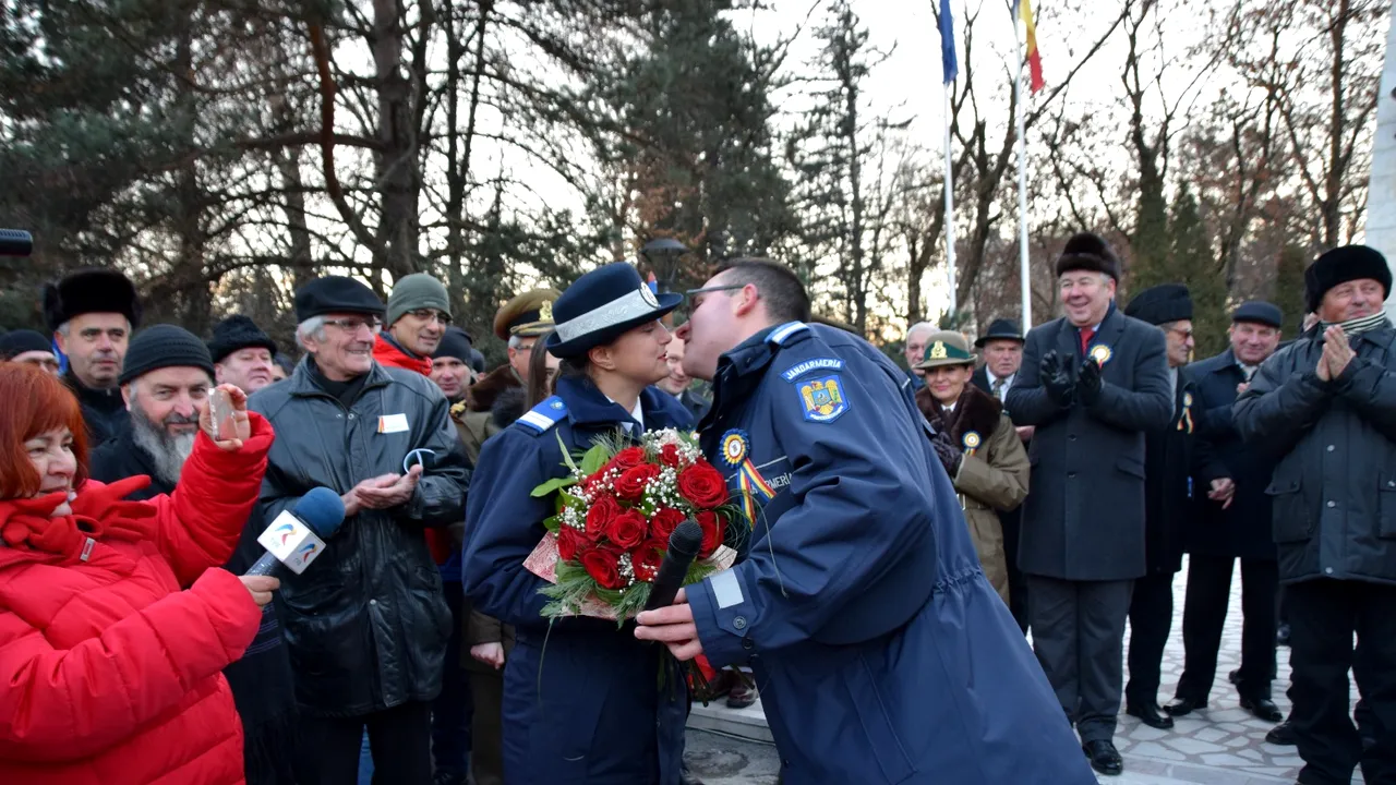 Moment emoţionat la Miercurea Ciuc, după ceremonia de 1 Decembrie: Un jandarm şi-a cerut iubita de soţie | FOTO, VIDEO