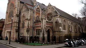 IMAGINI SPECTACULOASE: Biserică, transformată în una dintre cele mai scumpe locuinţe din Londra