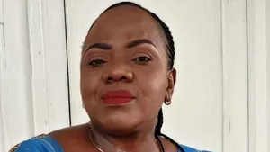 O britanică a murit după ce a fost scuipată de o persoană necunoscută, în gară. Femeia a fost infectată cu coronavirus