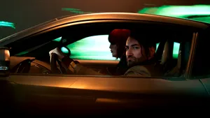 VIDEO Smiley a zburat prin parbrizul bolidului său după o ciocnire cu maşina Poliţiei. Imaginile sunt surprinse în noul videoclip al artistului