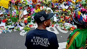 OMAGIU pentru Nelson Mandela: Trupul neînsufleţit va fi transportat în procesiune de la morgă la Guvern