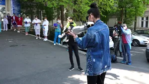 Vals şi flori pentru medici şi gravide. Surpriza Ralucăi Răducanu, ”fata cu vioara de cristal”