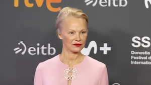 Pamela Anderson povesteşte despre cum a fost plătită să participe la petrecerea de ziua lui Trump