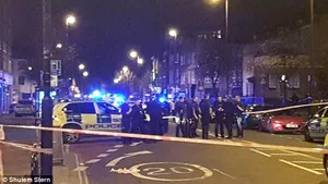 FOTO, VIDEO PANICĂ la Londra: O maşină a intrat în trecători, lângă un local. Patru persoane au fost rănite