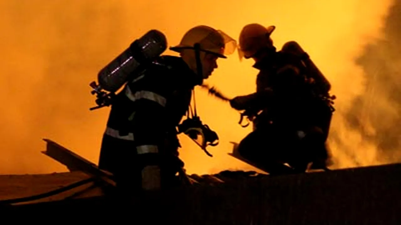 Un incendiu izbucnit la o alimentară a lăsat fără curent o stradă din Capitală - VIDEO