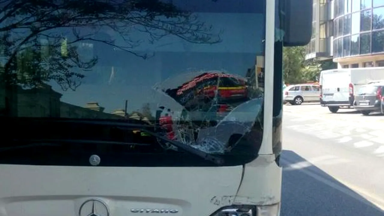 Accident în centrul Capitalei între un autobuz RATB şi o maşină/ UPDATE: Zece călători au fost răniţi uşor, şase fiind transportaţi la spital  - FOTO