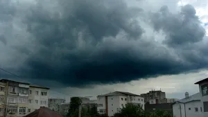 AVERTIZARE METEO: Grindină, averse şi descărcări electrice. Ce judeţe vor fi afectate